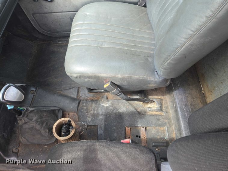 image for item ET5000 2000 GMC C8500 flatbed truck