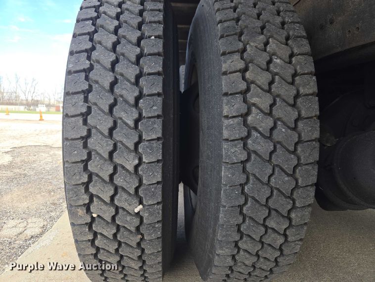 image for item ET5000 2000 GMC C8500 flatbed truck