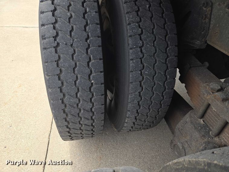 image for item ET5000 2000 GMC C8500 flatbed truck