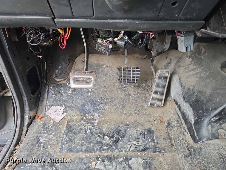 image for item ET5008 2000 GMC C8500 flatbed truck