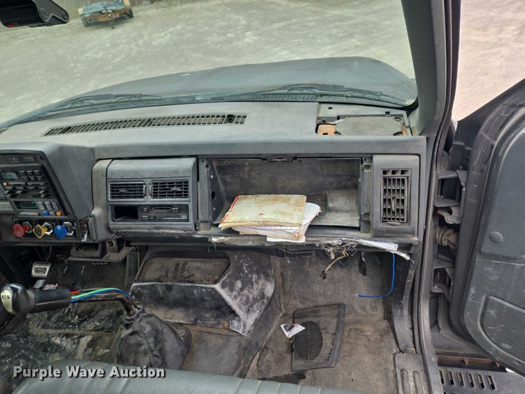 image for item ET5008 2000 GMC C8500 flatbed truck