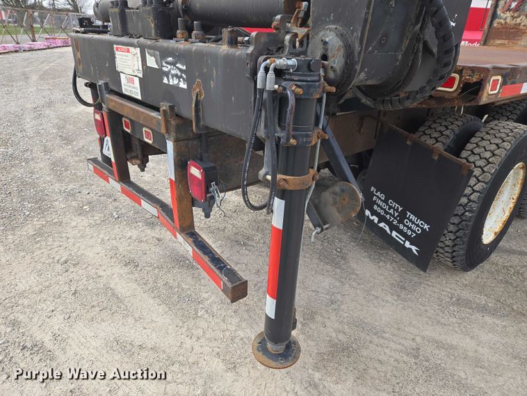 image for item ET5012 2000 GMC C8500 crane truck