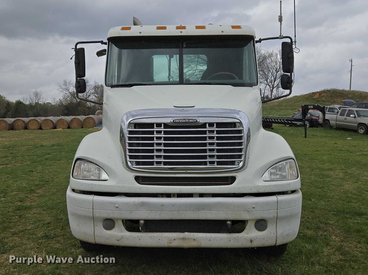 image for item ET5223 2005 Freightliner Columbia semi truck