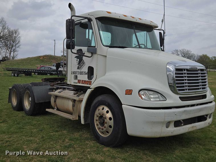 image for item ET5223 2005 Freightliner Columbia semi truck