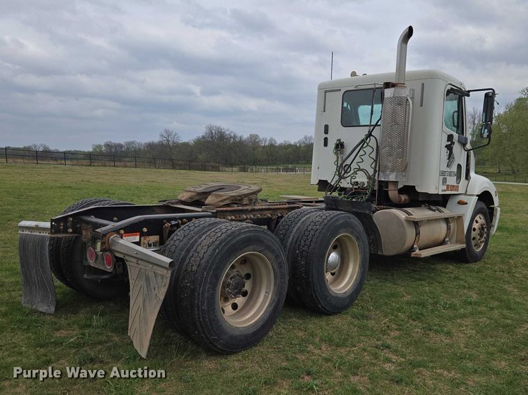 image for item ET5223 2005 Freightliner Columbia semi truck