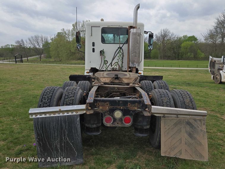 image for item ET5223 2005 Freightliner Columbia semi truck