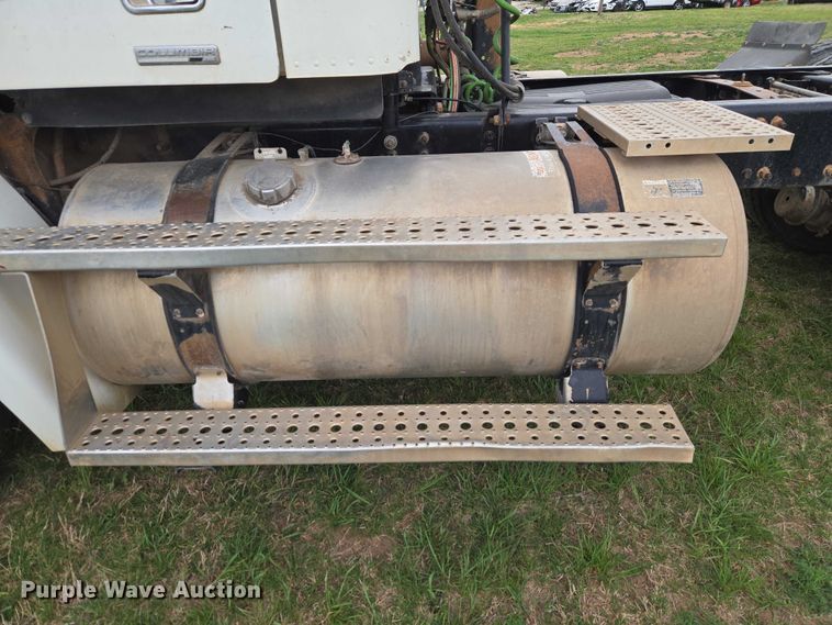 image for item ET5223 2005 Freightliner Columbia semi truck