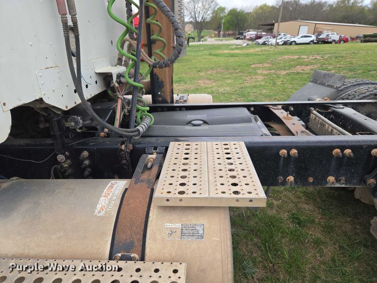 image for item ET5223 2005 Freightliner Columbia semi truck