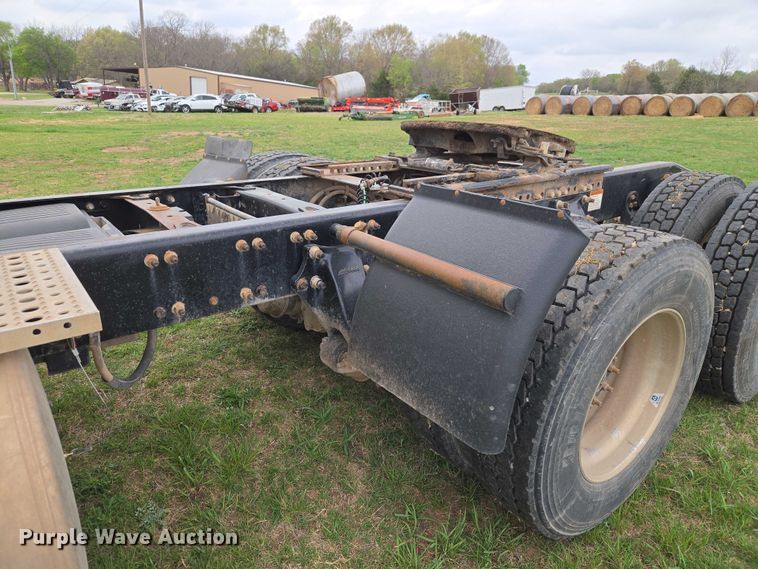 image for item ET5223 2005 Freightliner Columbia semi truck