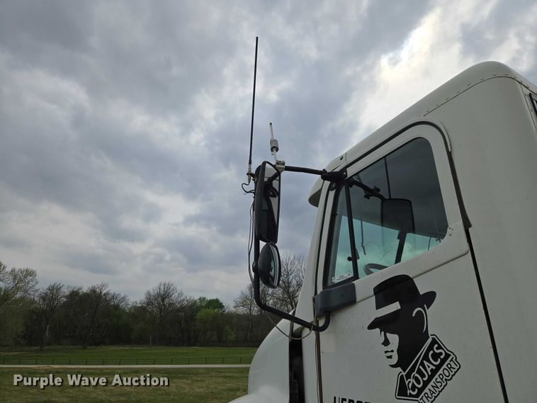 image for item ET5223 2005 Freightliner Columbia semi truck