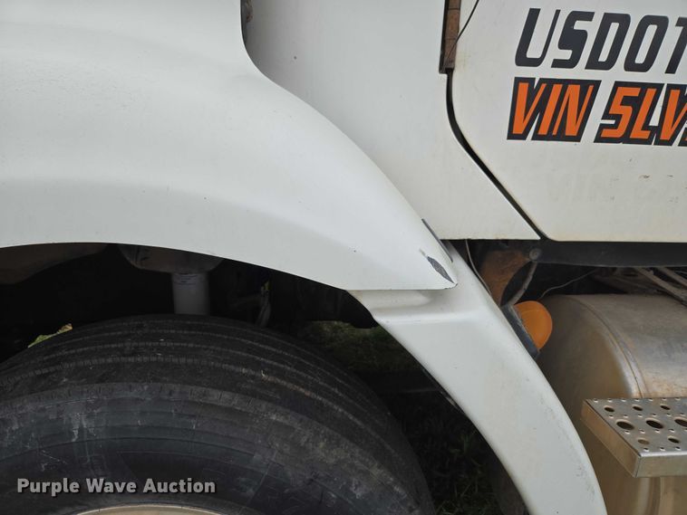 image for item ET5223 2005 Freightliner Columbia semi truck