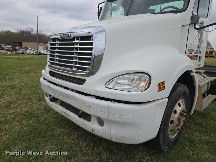 image for item ET5223 2005 Freightliner Columbia semi truck