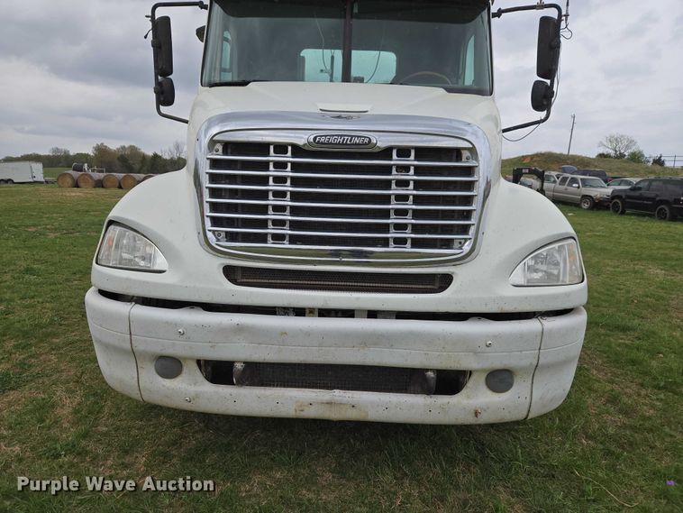 image for item ET5223 2005 Freightliner Columbia semi truck