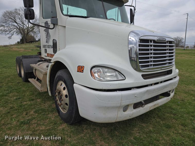 image for item ET5223 2005 Freightliner Columbia semi truck