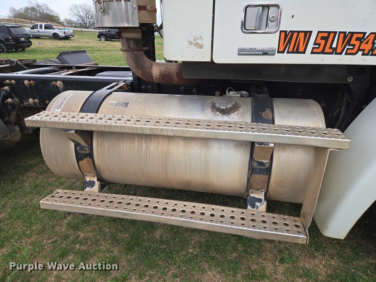 image for item ET5223 2005 Freightliner Columbia semi truck