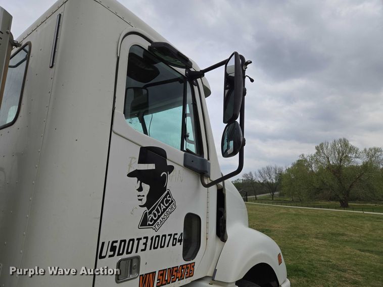 image for item ET5223 2005 Freightliner Columbia semi truck