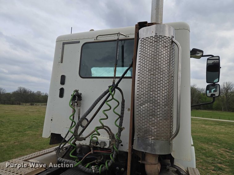 image for item ET5223 2005 Freightliner Columbia semi truck