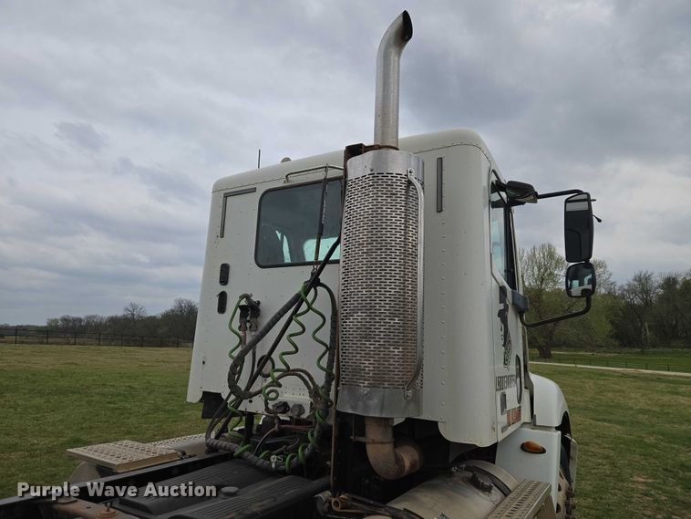 image for item ET5223 2005 Freightliner Columbia semi truck