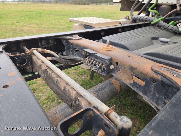 image for item ET5223 2005 Freightliner Columbia semi truck