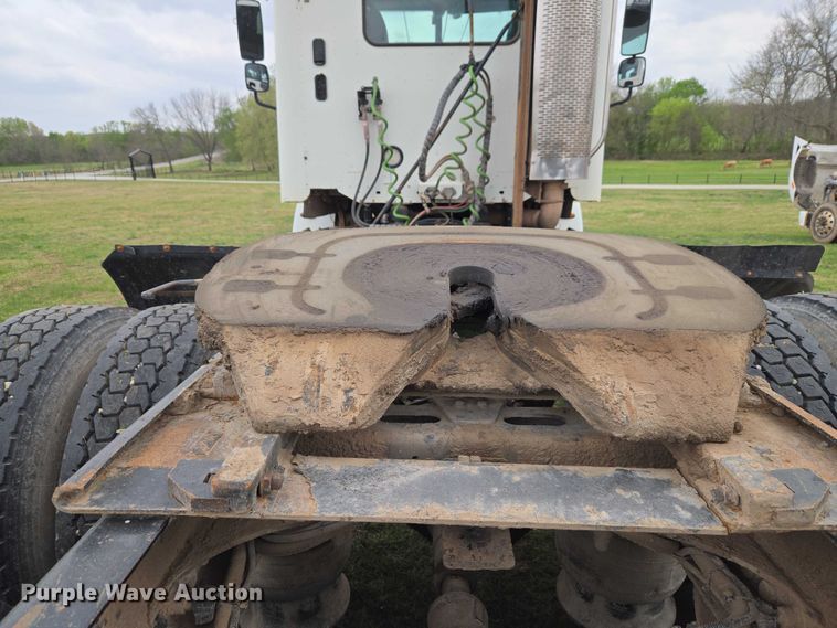 image for item ET5223 2005 Freightliner Columbia semi truck