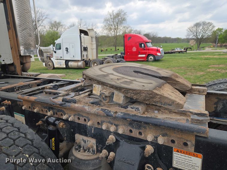 image for item ET5223 2005 Freightliner Columbia semi truck