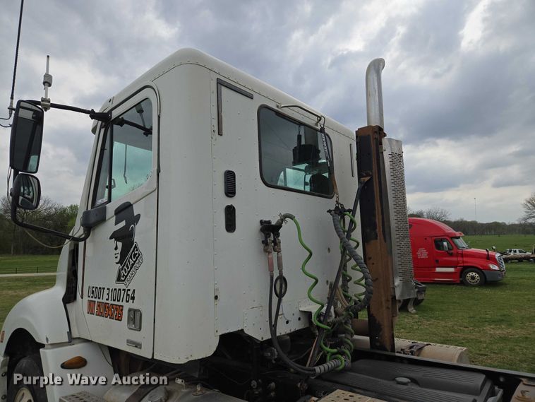 image for item ET5223 2005 Freightliner Columbia semi truck