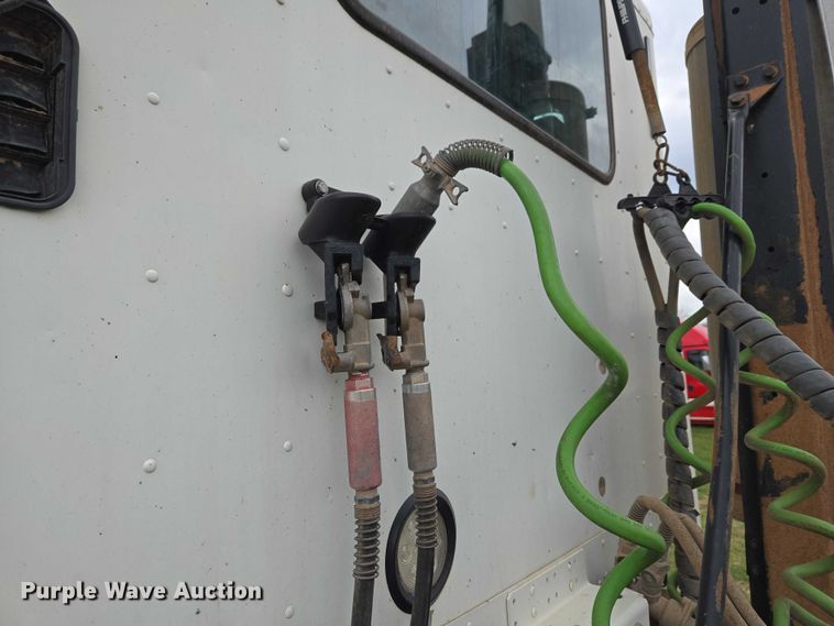 image for item ET5223 2005 Freightliner Columbia semi truck