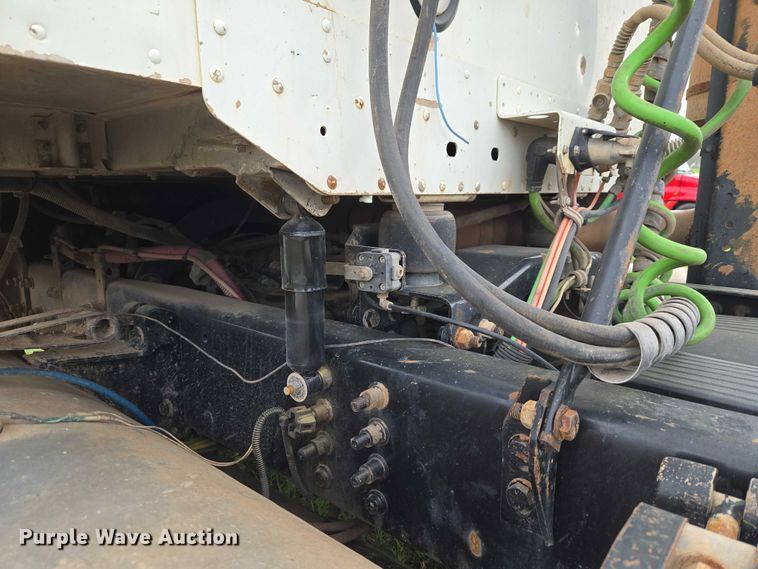 image for item ET5223 2005 Freightliner Columbia semi truck