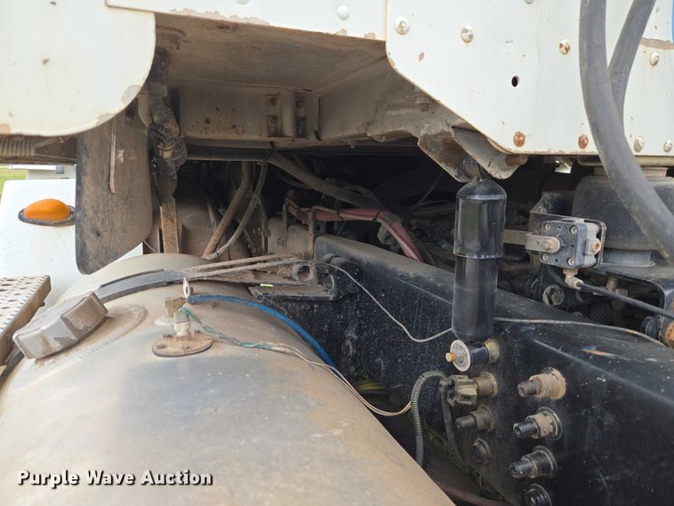 image for item ET5223 2005 Freightliner Columbia semi truck