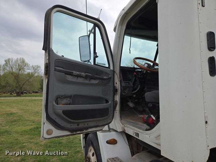 image for item ET5223 2005 Freightliner Columbia semi truck