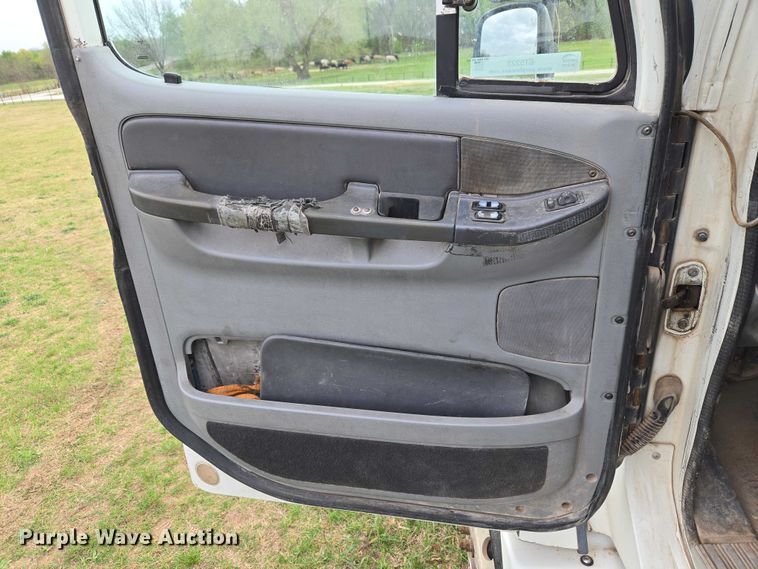 image for item ET5223 2005 Freightliner Columbia semi truck