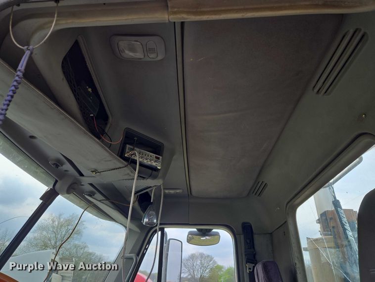 image for item ET5223 2005 Freightliner Columbia semi truck