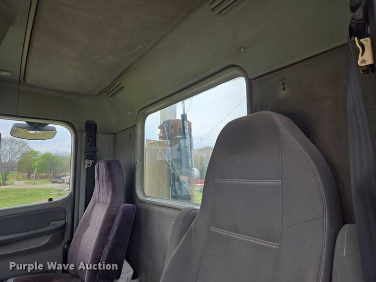 image for item ET5223 2005 Freightliner Columbia semi truck