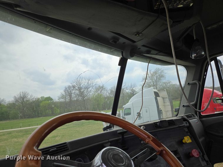 image for item ET5223 2005 Freightliner Columbia semi truck