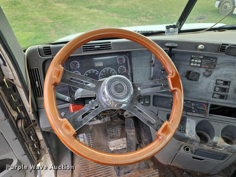 image for item ET5223 2005 Freightliner Columbia semi truck