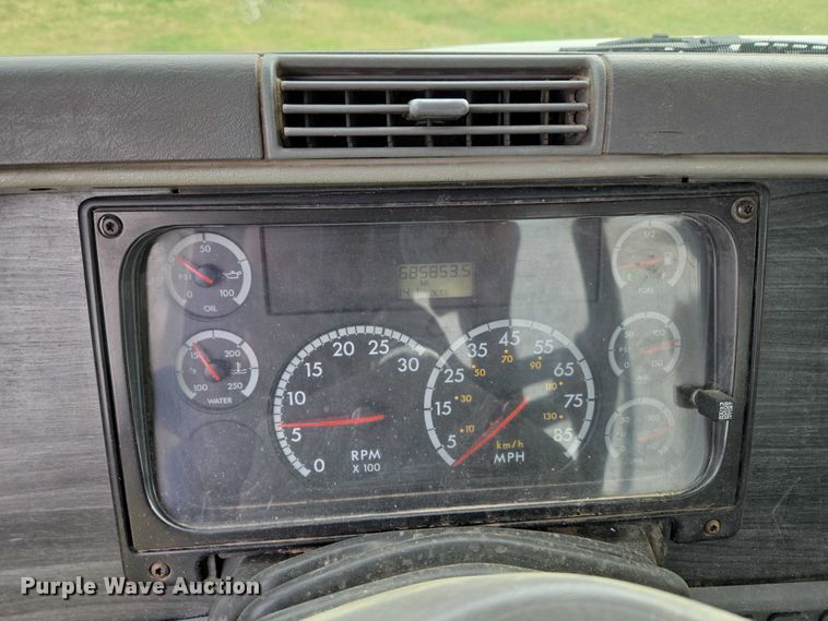 image for item ET5223 2005 Freightliner Columbia semi truck