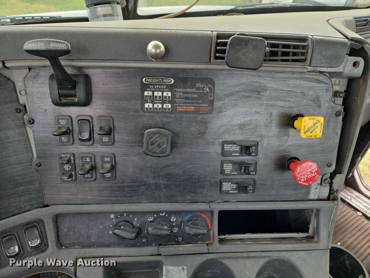 image for item ET5223 2005 Freightliner Columbia semi truck