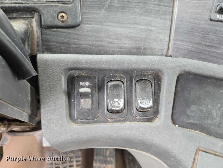 image for item ET5223 2005 Freightliner Columbia semi truck