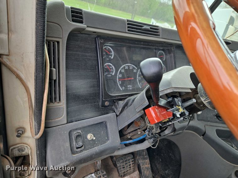 image for item ET5223 2005 Freightliner Columbia semi truck