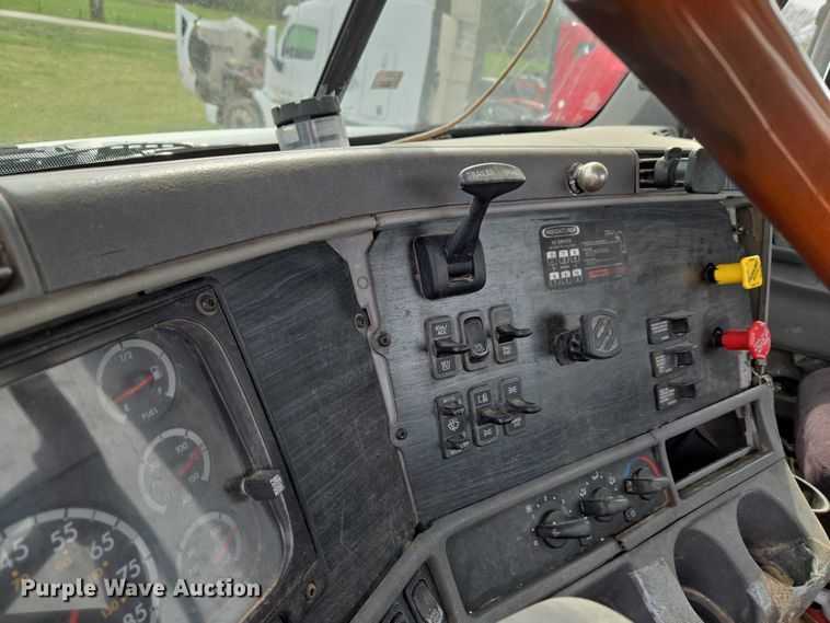 image for item ET5223 2005 Freightliner Columbia semi truck