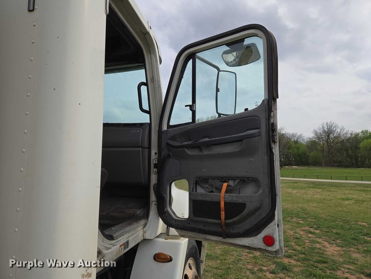 image for item ET5223 2005 Freightliner Columbia semi truck