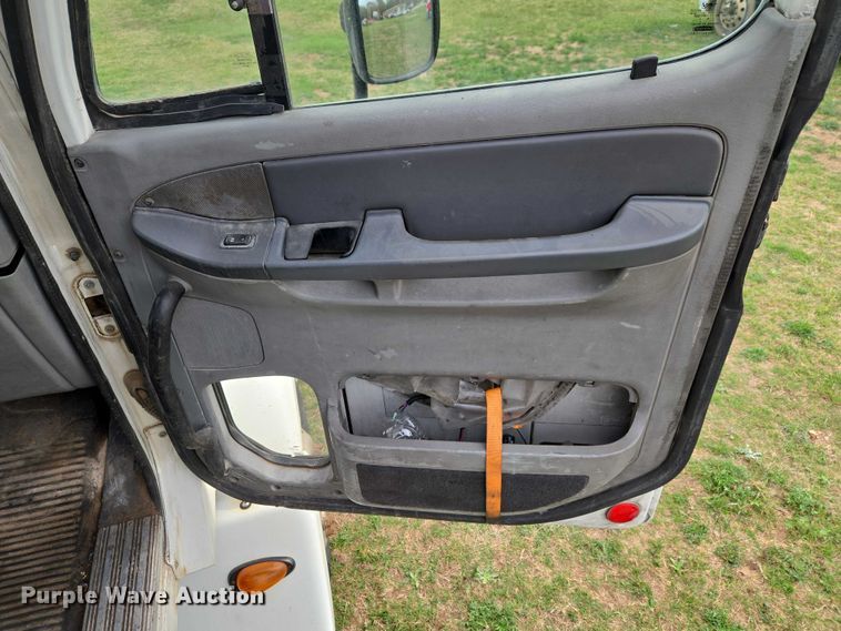 image for item ET5223 2005 Freightliner Columbia semi truck