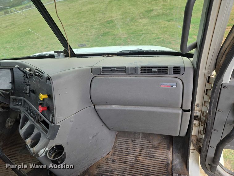 image for item ET5223 2005 Freightliner Columbia semi truck