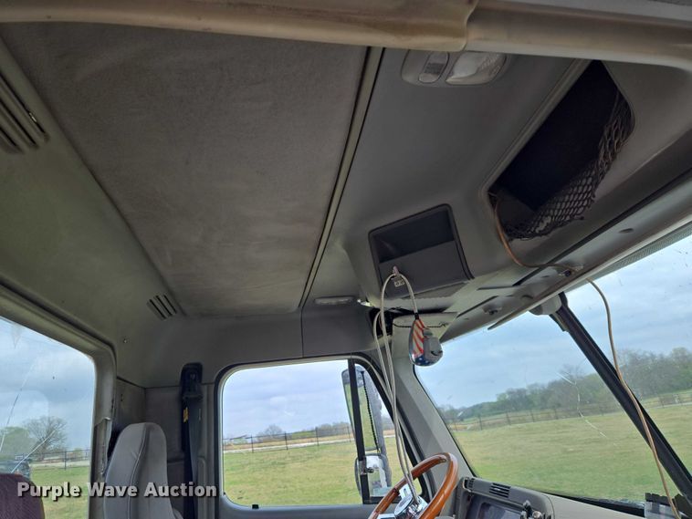 image for item ET5223 2005 Freightliner Columbia semi truck