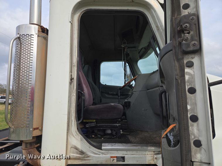 image for item ET5223 2005 Freightliner Columbia semi truck