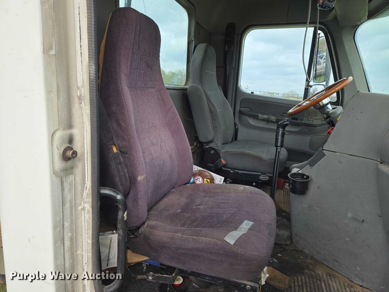 image for item ET5223 2005 Freightliner Columbia semi truck