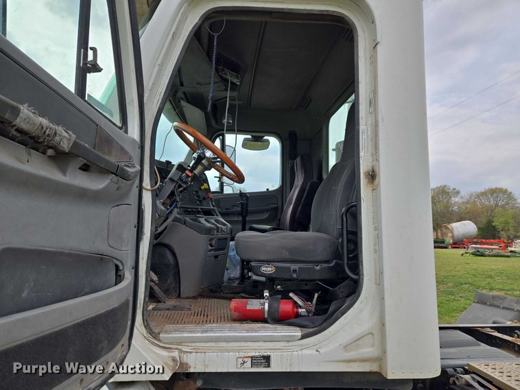 image for item ET5223 2005 Freightliner Columbia semi truck