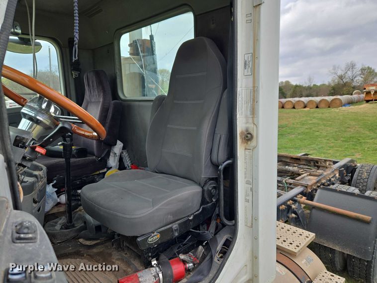 image for item ET5223 2005 Freightliner Columbia semi truck