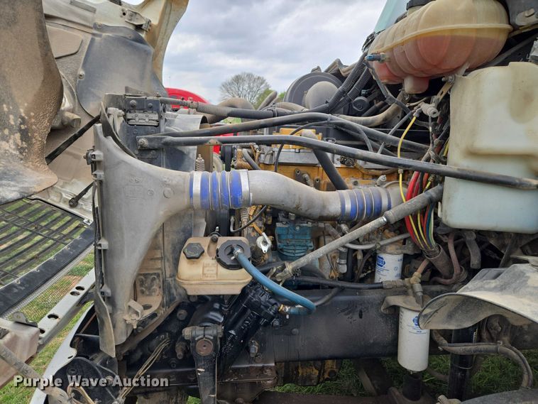 image for item ET5223 2005 Freightliner Columbia semi truck