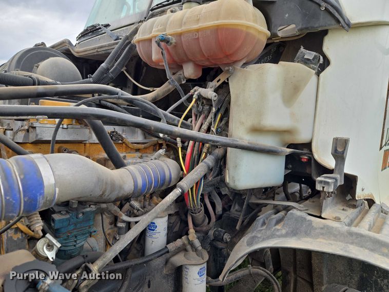 image for item ET5223 2005 Freightliner Columbia semi truck